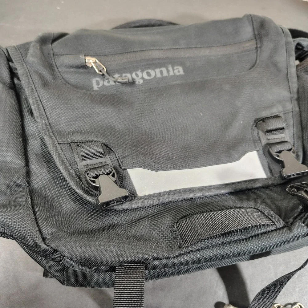 Patagonia Half Mass Messenger Bag Black Padded Laptop Gorpcore 48266SP13